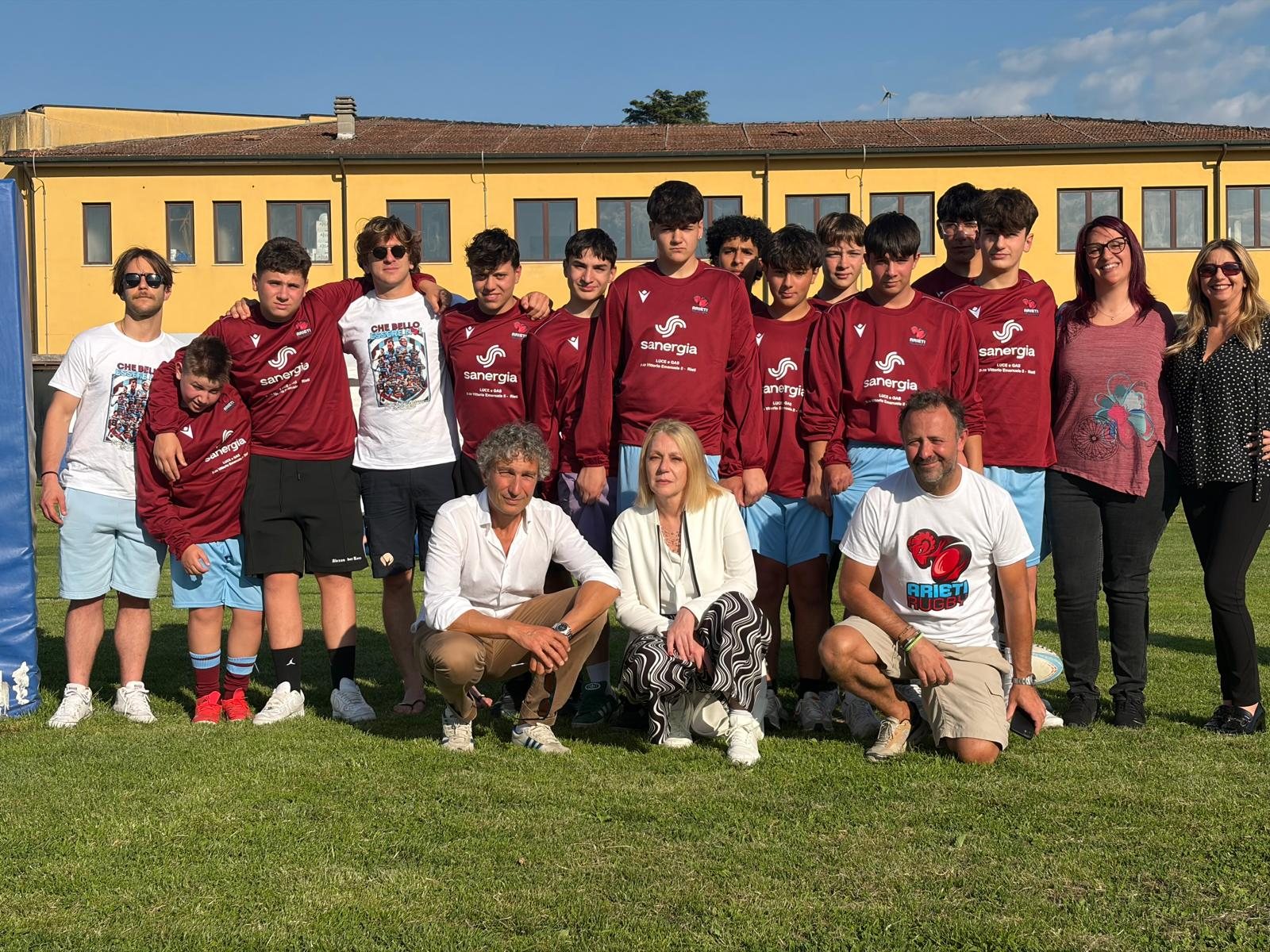 I ragazzi dell'ASD Arieti Rugby Rieti 2014 con le maglie Sanergia, insieme allo staff