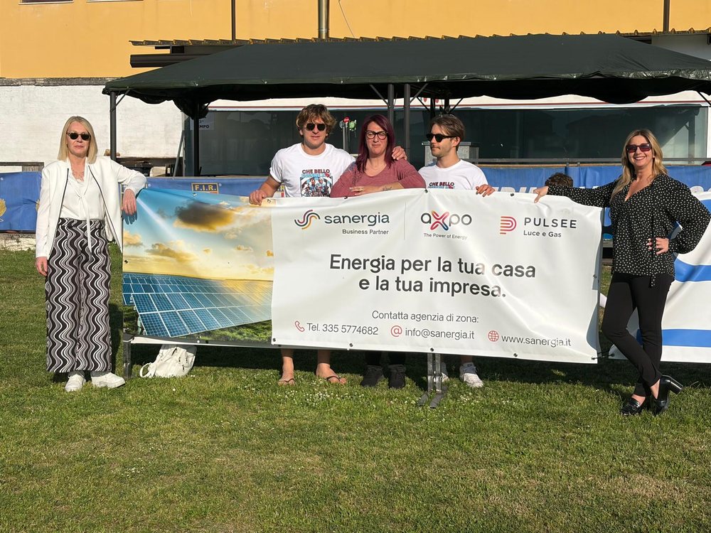 Lo striscione Sanergia al campo